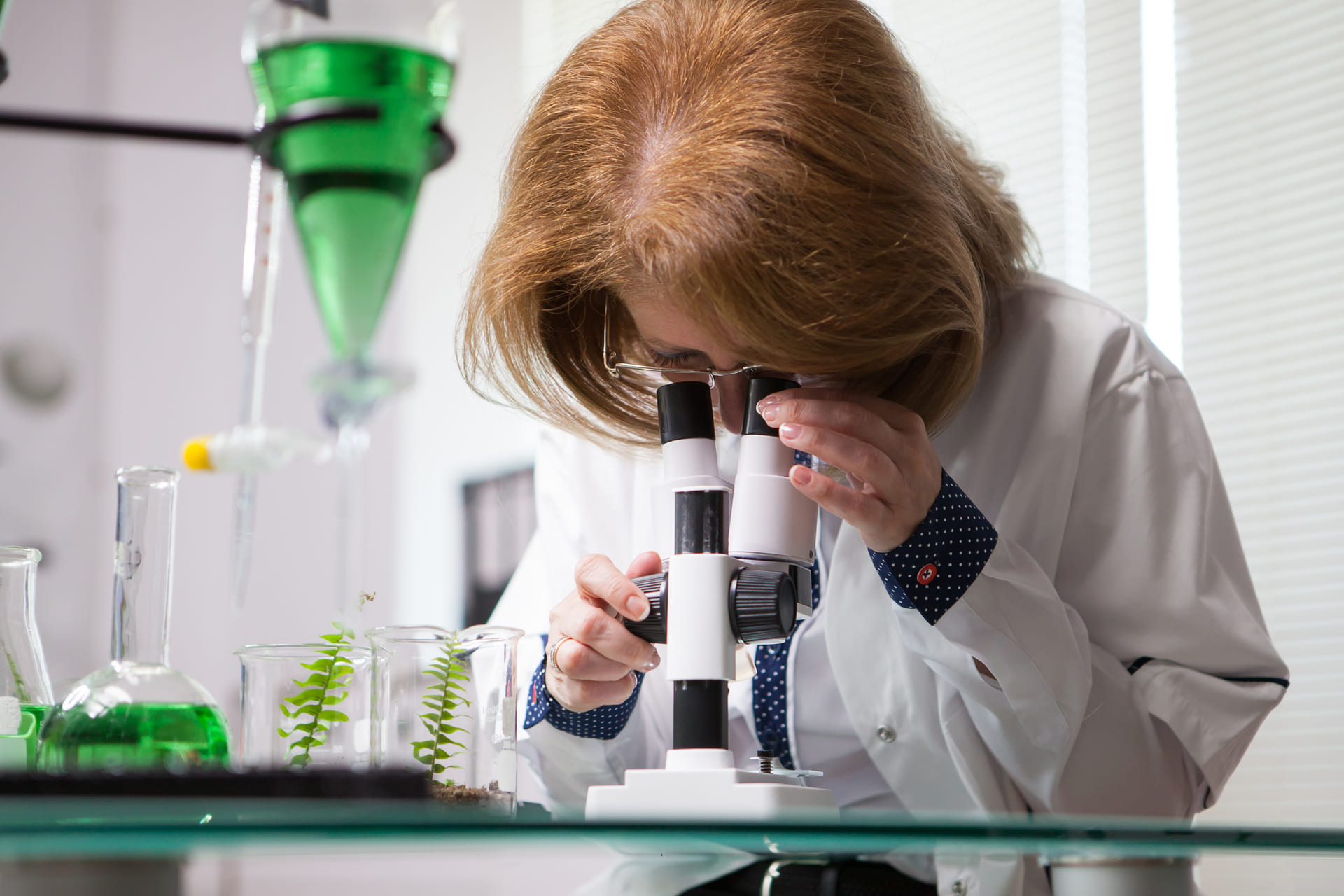 female-in-microbiological-industry-adjusting-her-m-M89DJ3B.jpg